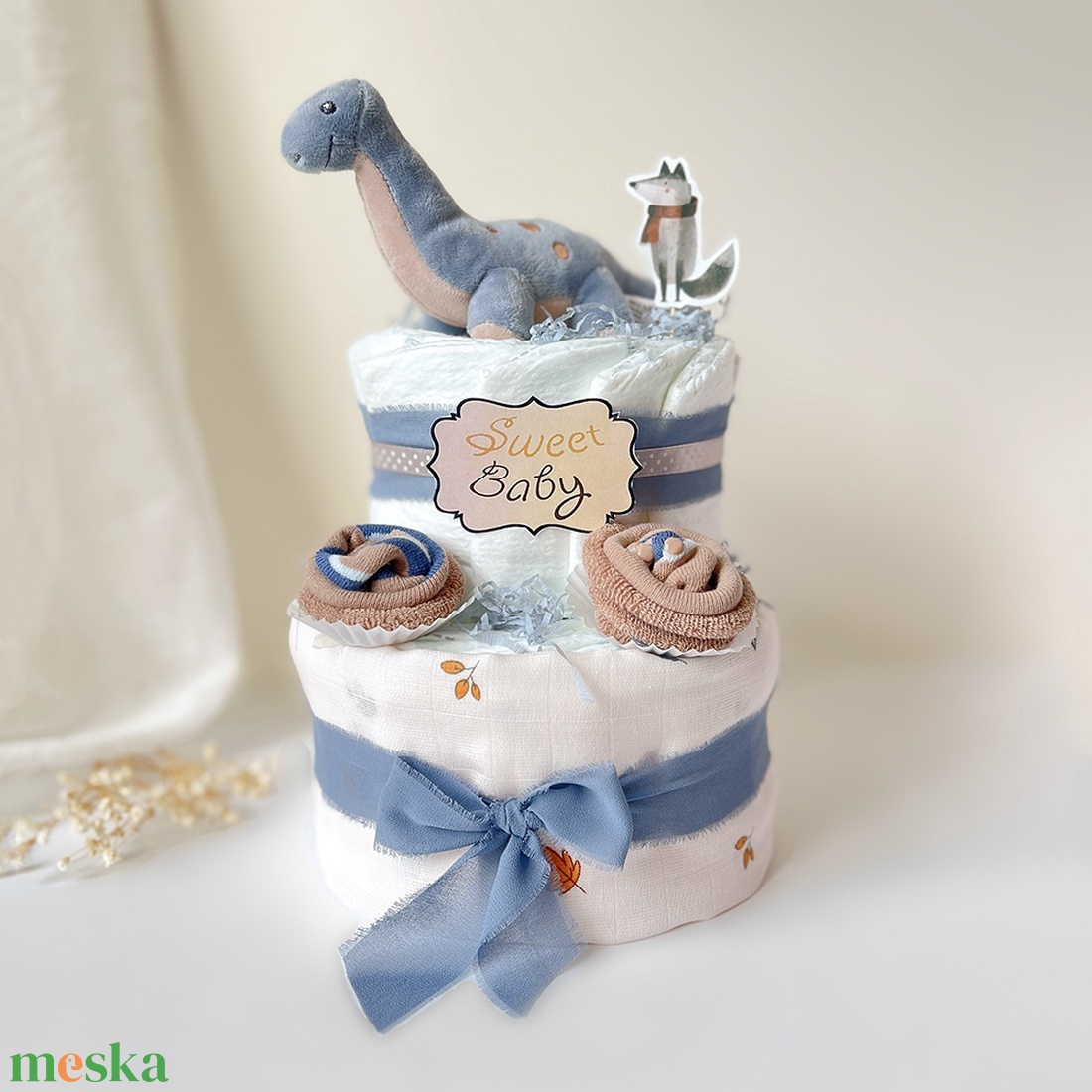 Pelenkatorta plüss dinóval - Uniszex bézs-szürke babaköszöntő ajándék - baba - mama - pelenkázó, babafürdető kellékek - pelenkatorta - Meska.hu