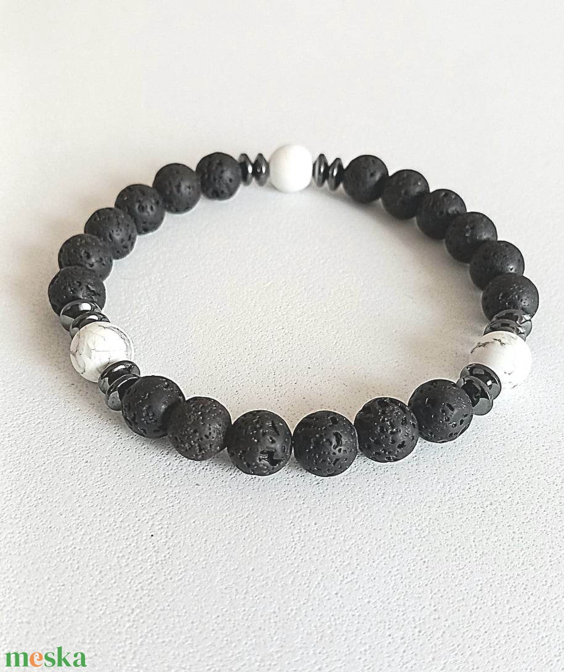 Lávakő és howlit karkötő - ékszer - karkötő - bogyós karkötő - Meska.hu