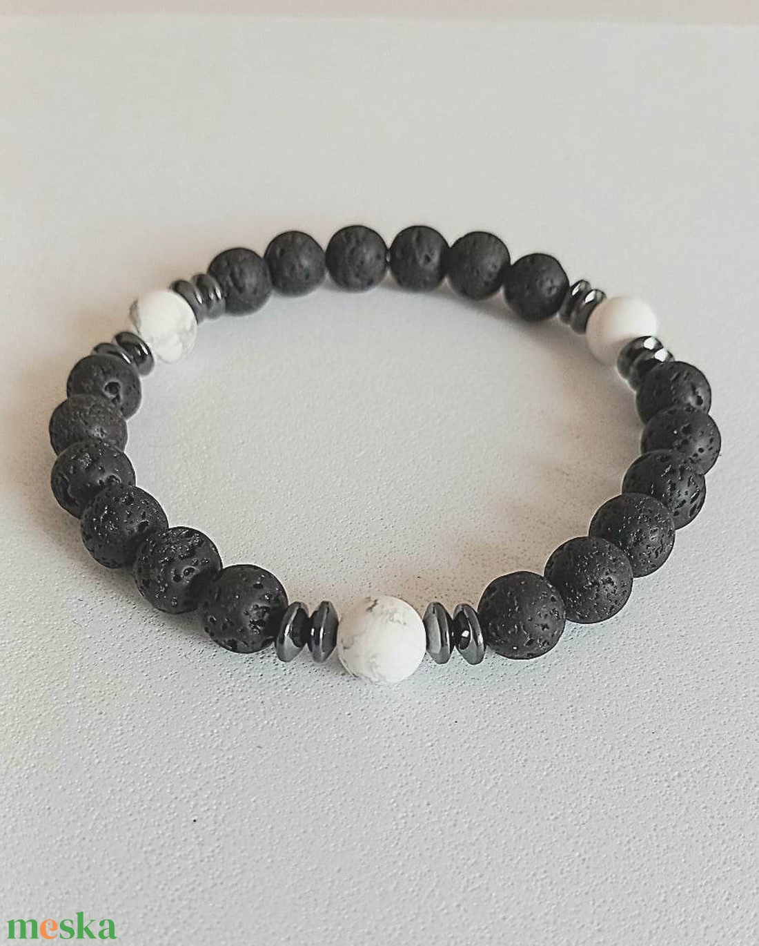 Lávakő és howlit karkötő - ékszer - karkötő - bogyós karkötő - Meska.hu