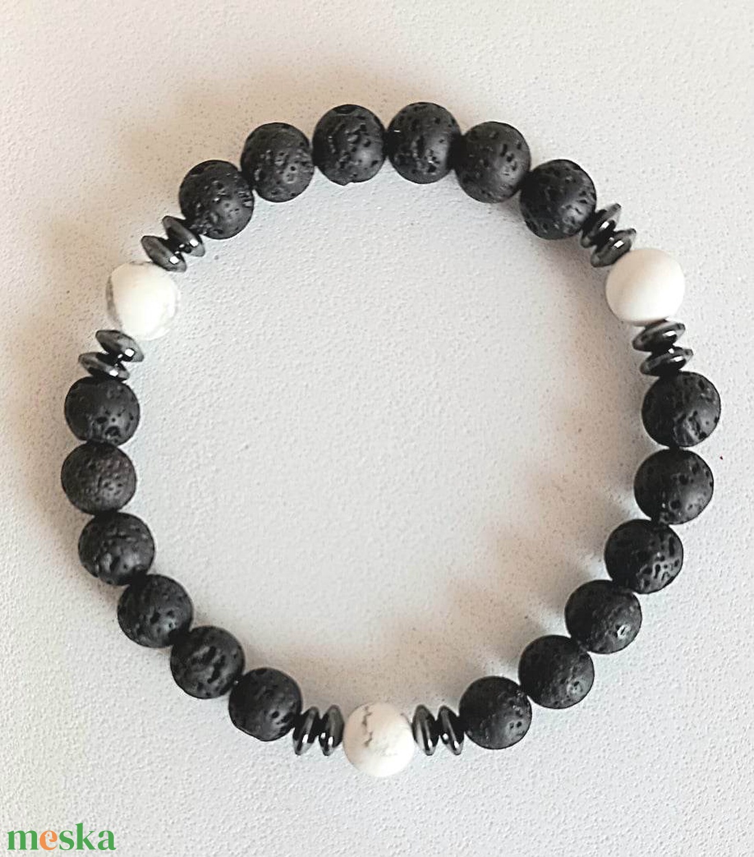 Lávakő és howlit karkötő - ékszer - karkötő - bogyós karkötő - Meska.hu
