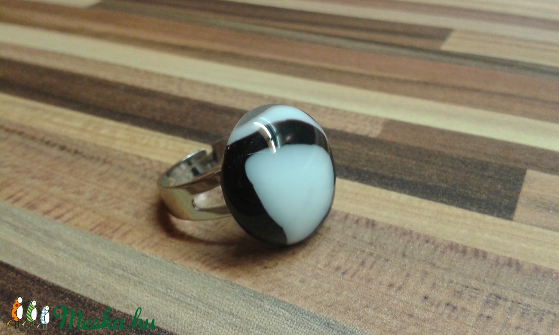 Fekete-fehér gyűrű - ékszer - gyűrű - kerek gyűrű - Meska.hu