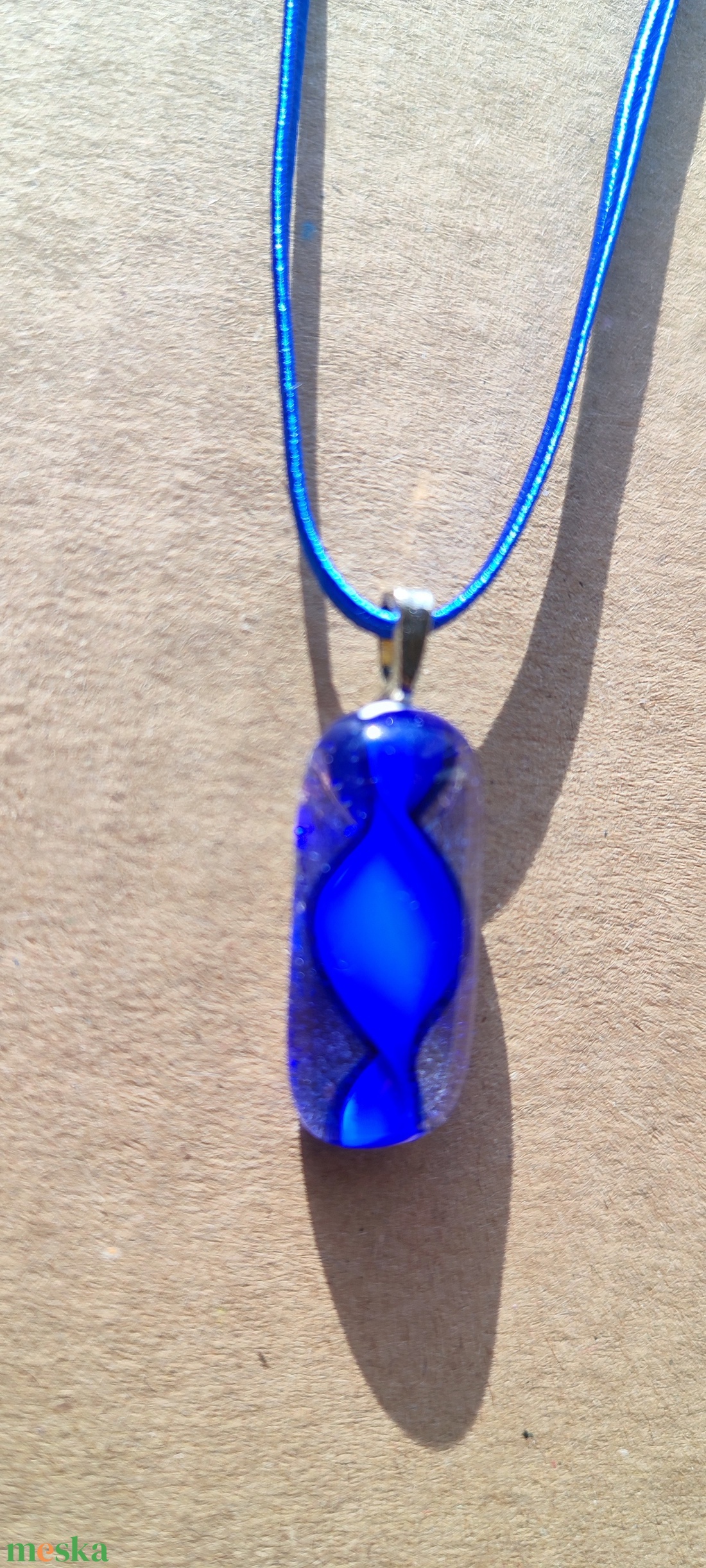 Kék-fehér csavart mintás medál - ékszer - nyaklánc - medál - Meska.hu