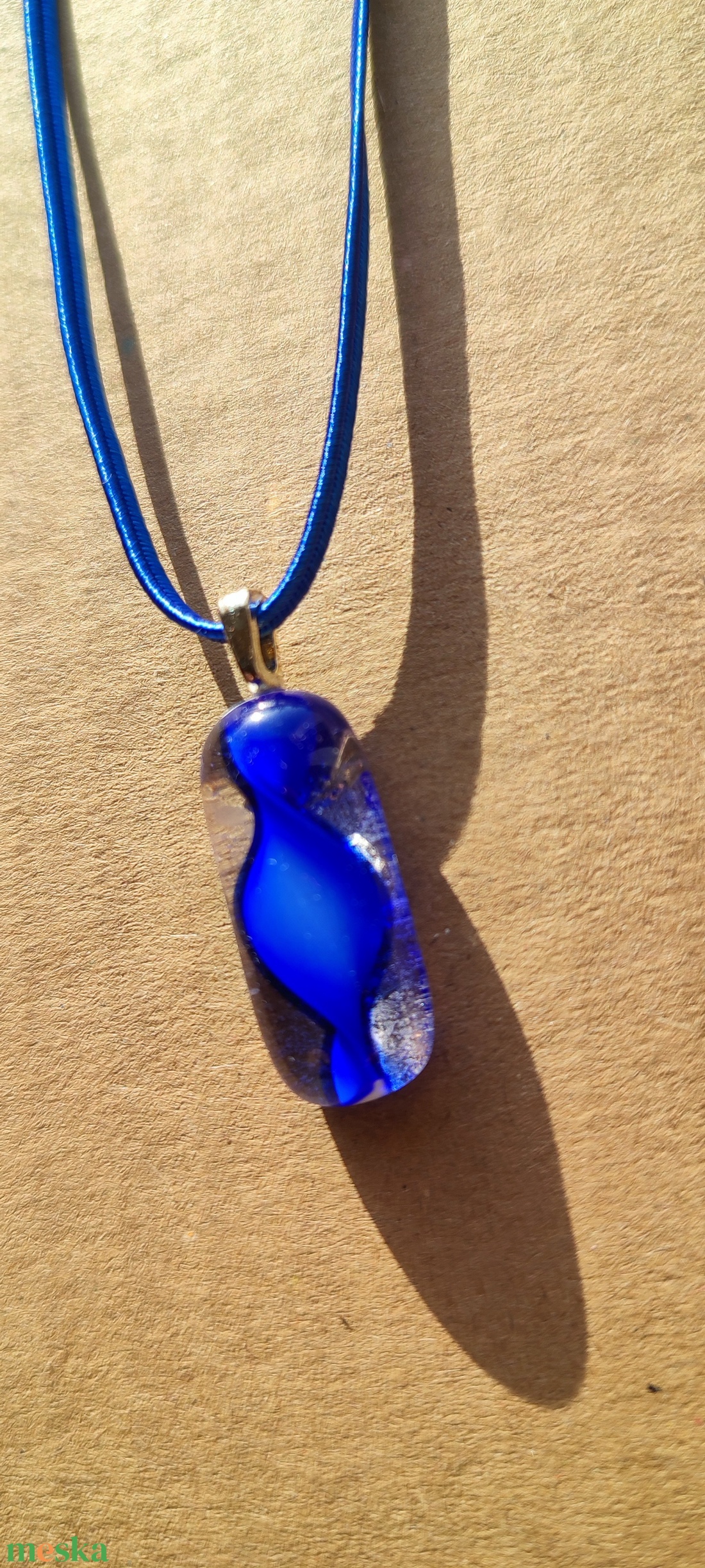 Kék-fehér csavart mintás medál - ékszer - nyaklánc - medál - Meska.hu