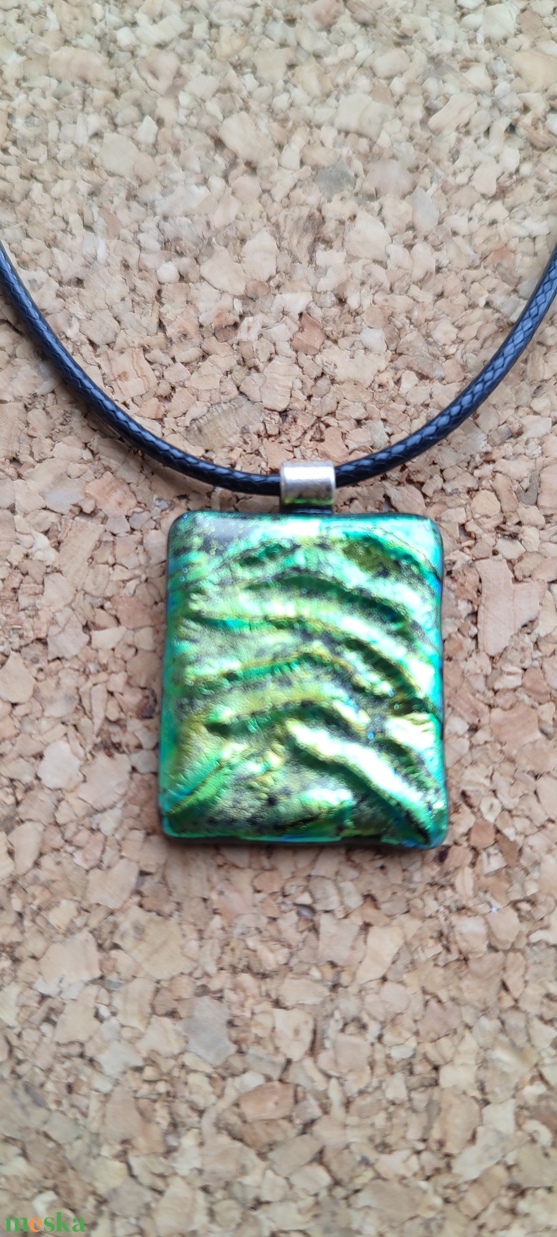 Zöld irizáló medál - ékszer - nyaklánc - medál - Meska.hu Zöld irizáló medál - ékszer - nyaklánc - medál - Meska.hu