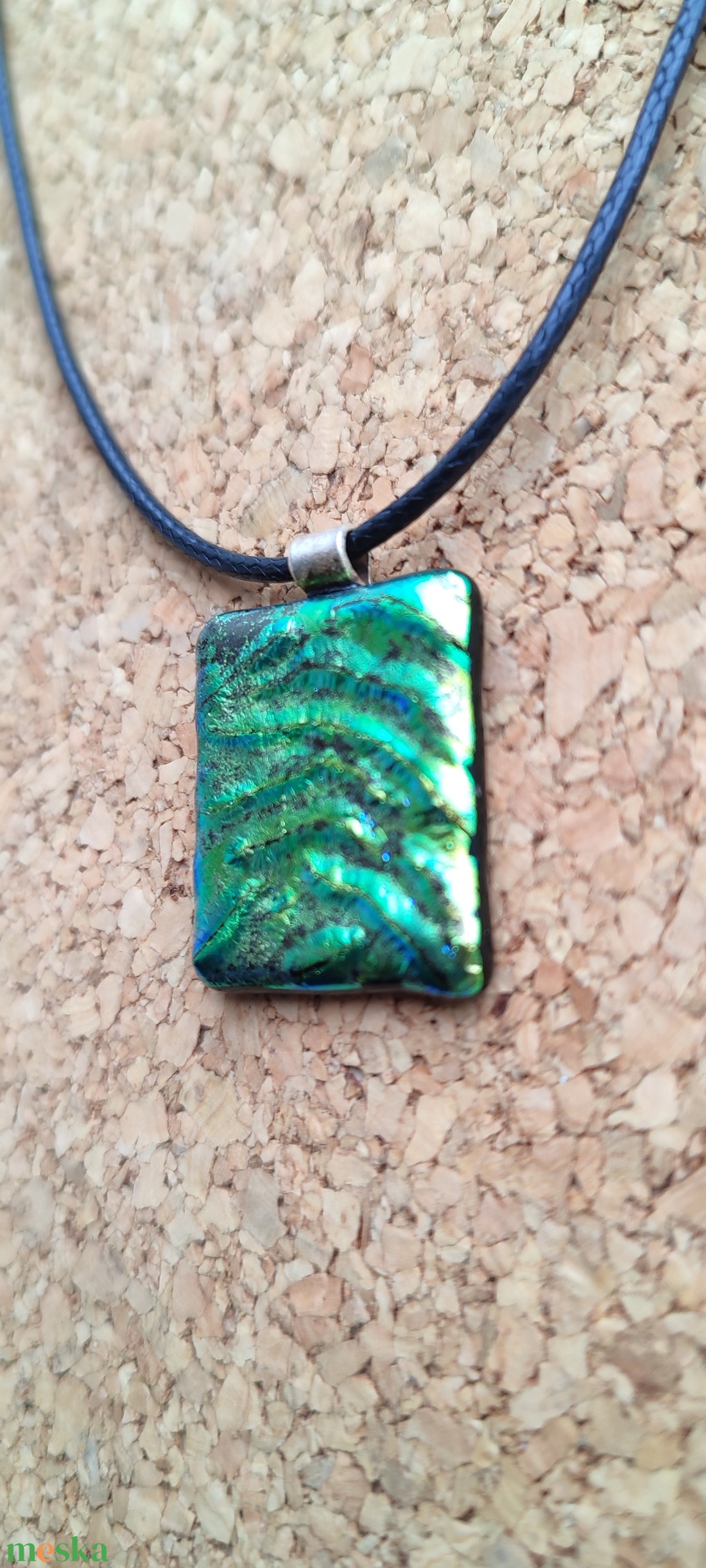 Zöld irizáló medál - ékszer - nyaklánc - medál - Meska.hu Zöld irizáló medál - ékszer - nyaklánc - medál - Meska.hu