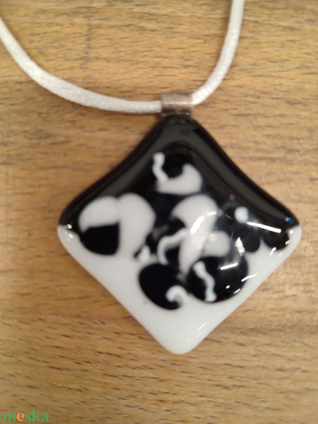 Fekete-fehér  medál - ékszer - nyaklánc - medál - Meska.hu