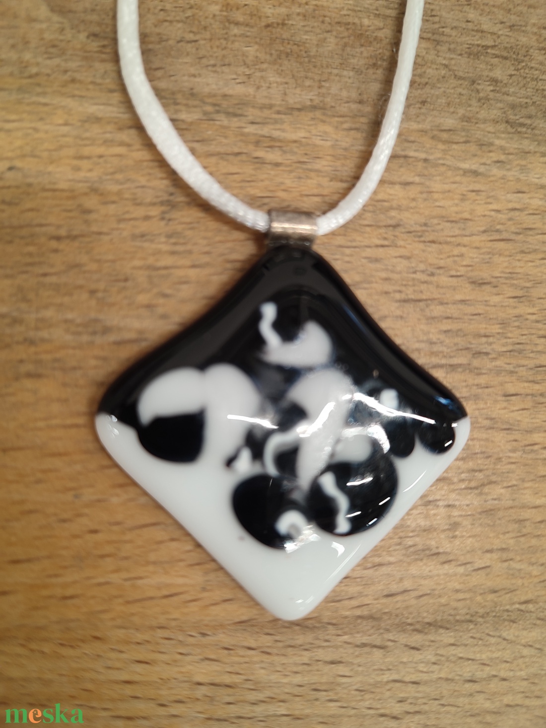 Fekete-fehér  medál - ékszer - nyaklánc - medál - Meska.hu