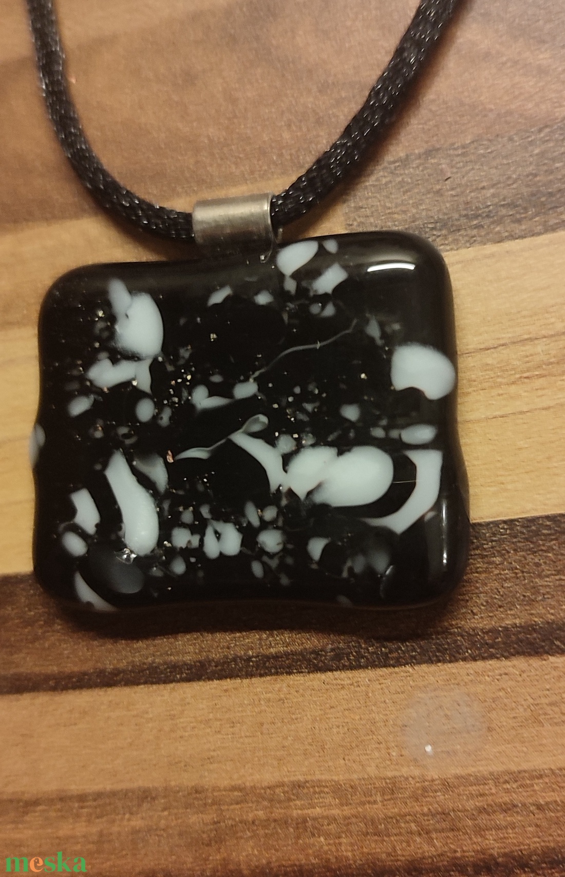 Fekete-fehér medál - ékszer - nyaklánc - medál - Meska.hu