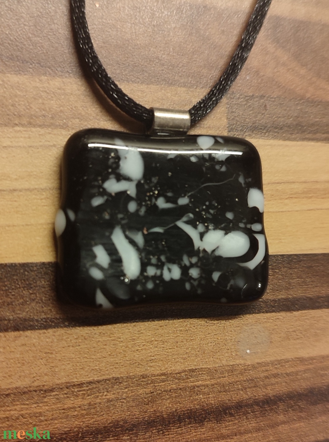 Fekete-fehér medál - ékszer - nyaklánc - medál - Meska.hu