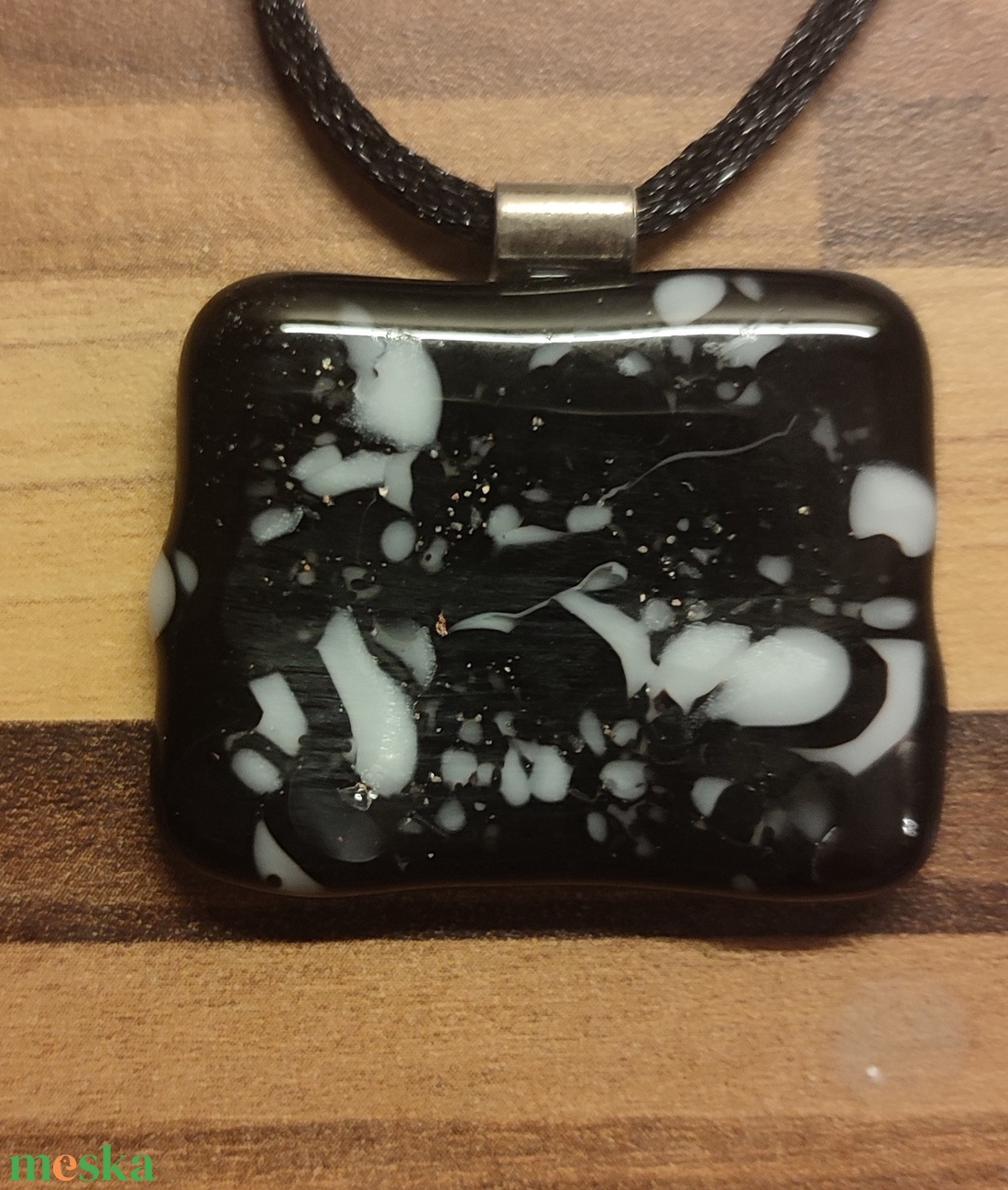 Fekete-fehér medál - ékszer - nyaklánc - medál - Meska.hu