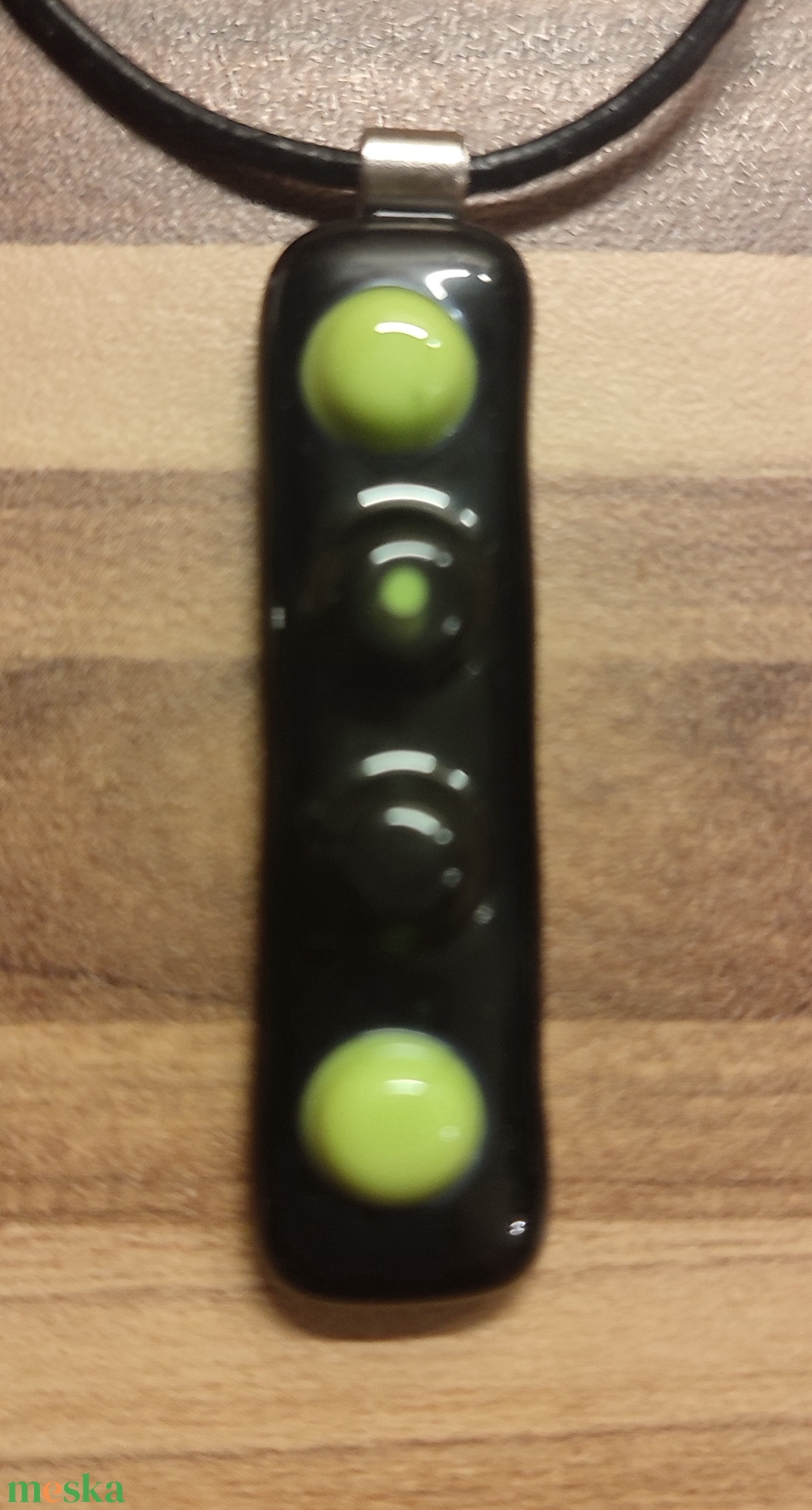 Fekete zöld pöttyös medál - ékszer - nyaklánc - medál - Meska.hu