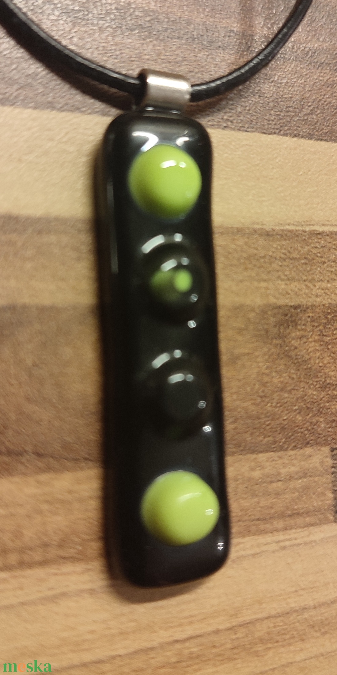Fekete zöld pöttyös medál - ékszer - nyaklánc - medál - Meska.hu