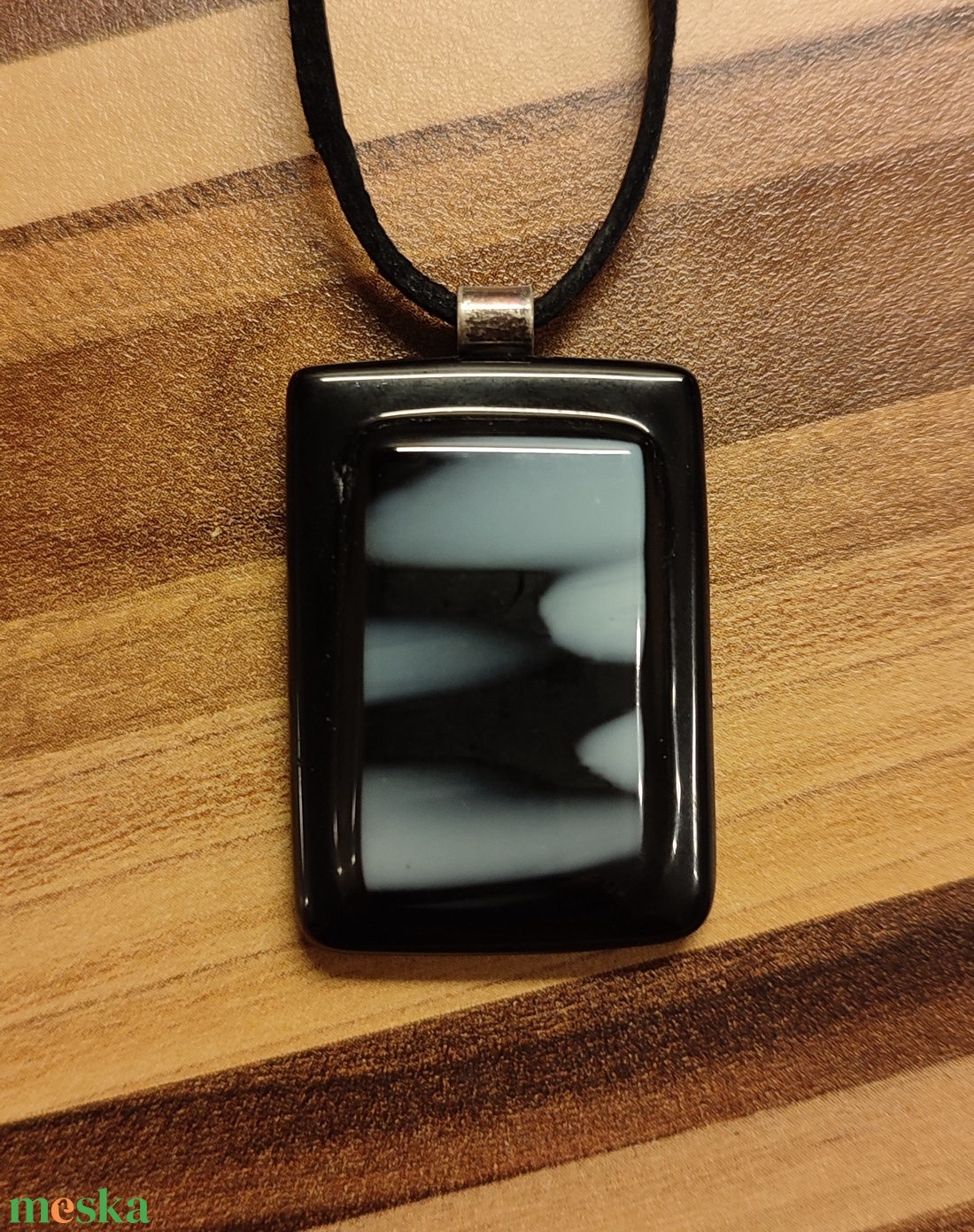 Fekete fehér foltos medál - ékszer - nyaklánc - medál - Meska.hu