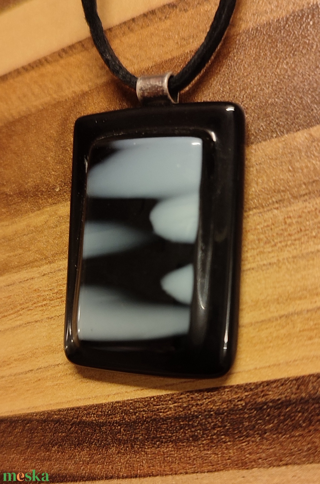 Fekete fehér foltos medál - ékszer - nyaklánc - medál - Meska.hu