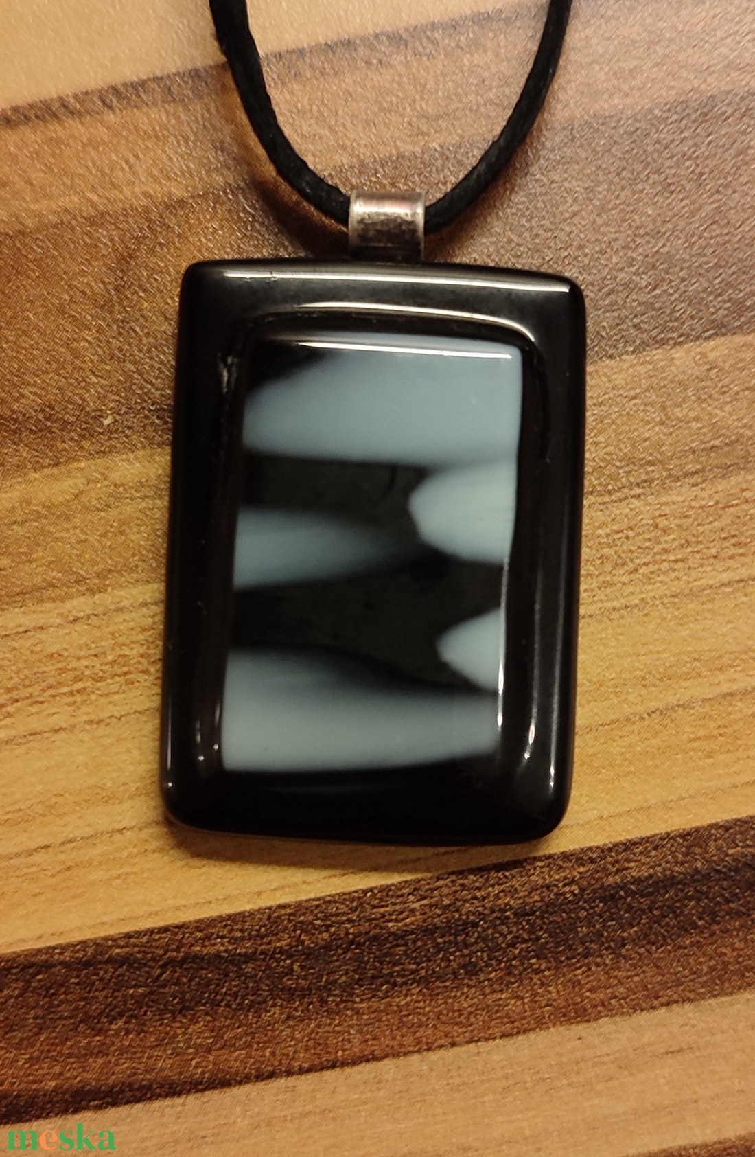 Fekete fehér foltos medál - ékszer - nyaklánc - medál - Meska.hu