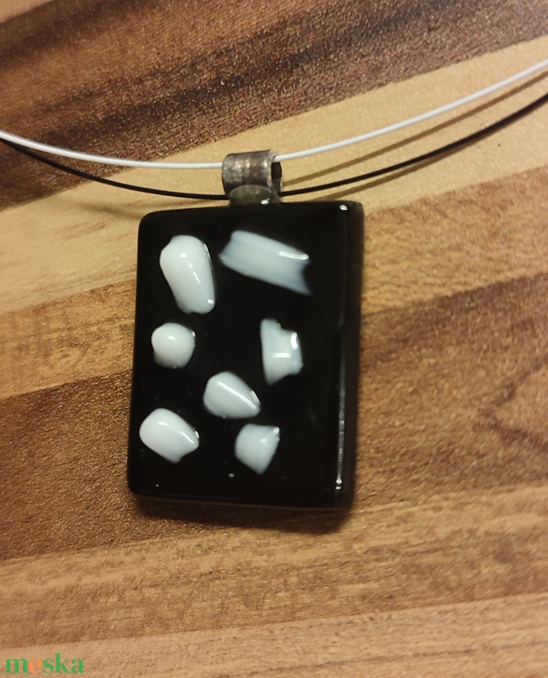 Fekete-fehér szilánkos medál - ékszer - nyaklánc - medál - Meska.hu