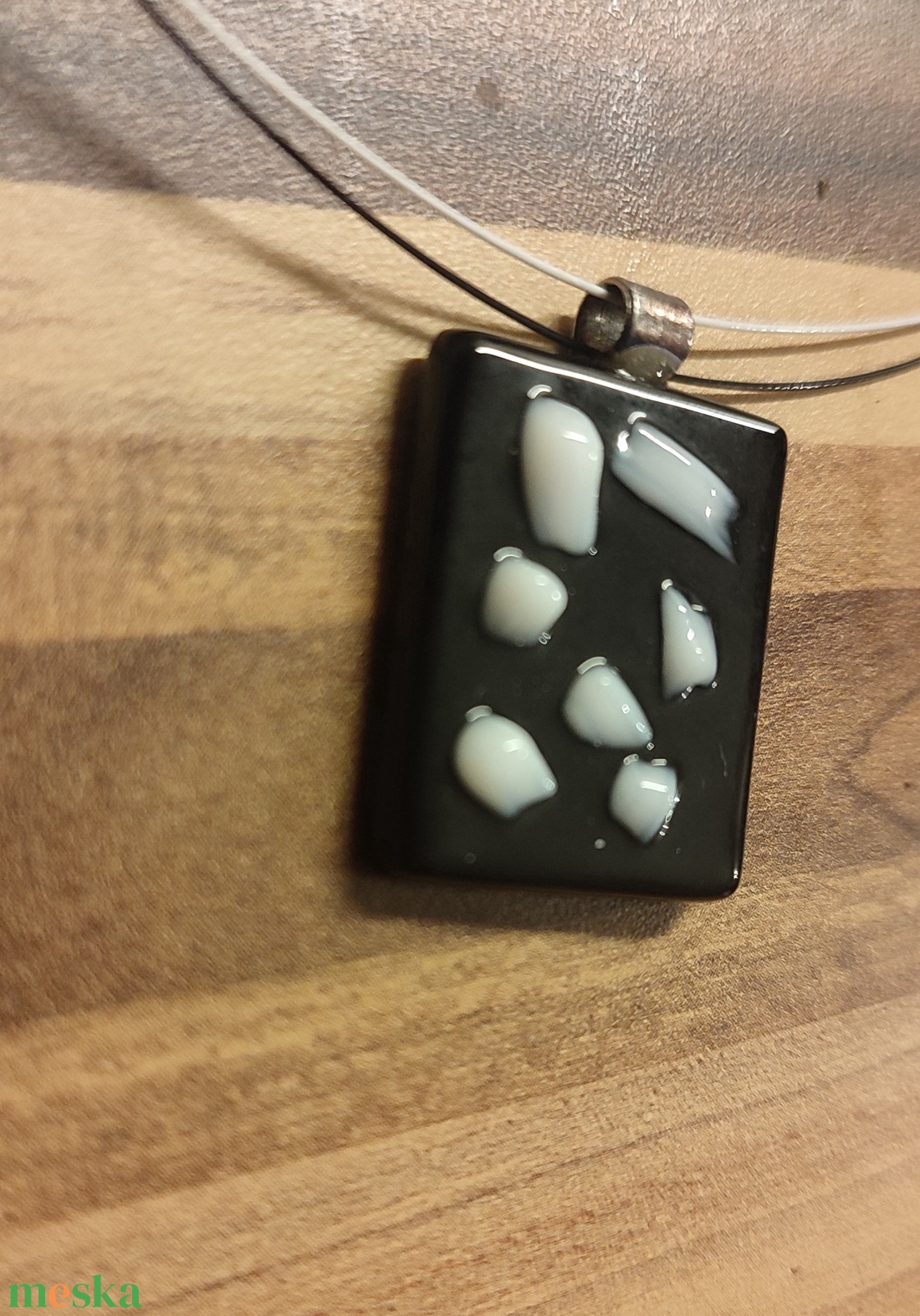 Fekete-fehér szilánkos medál - ékszer - nyaklánc - medál - Meska.hu