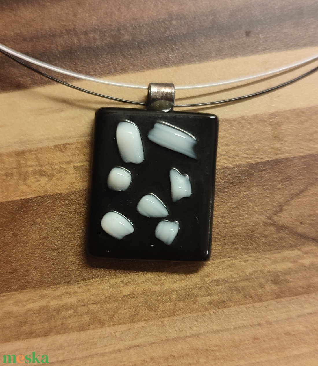 Fekete-fehér szilánkos medál - ékszer - nyaklánc - medál - Meska.hu