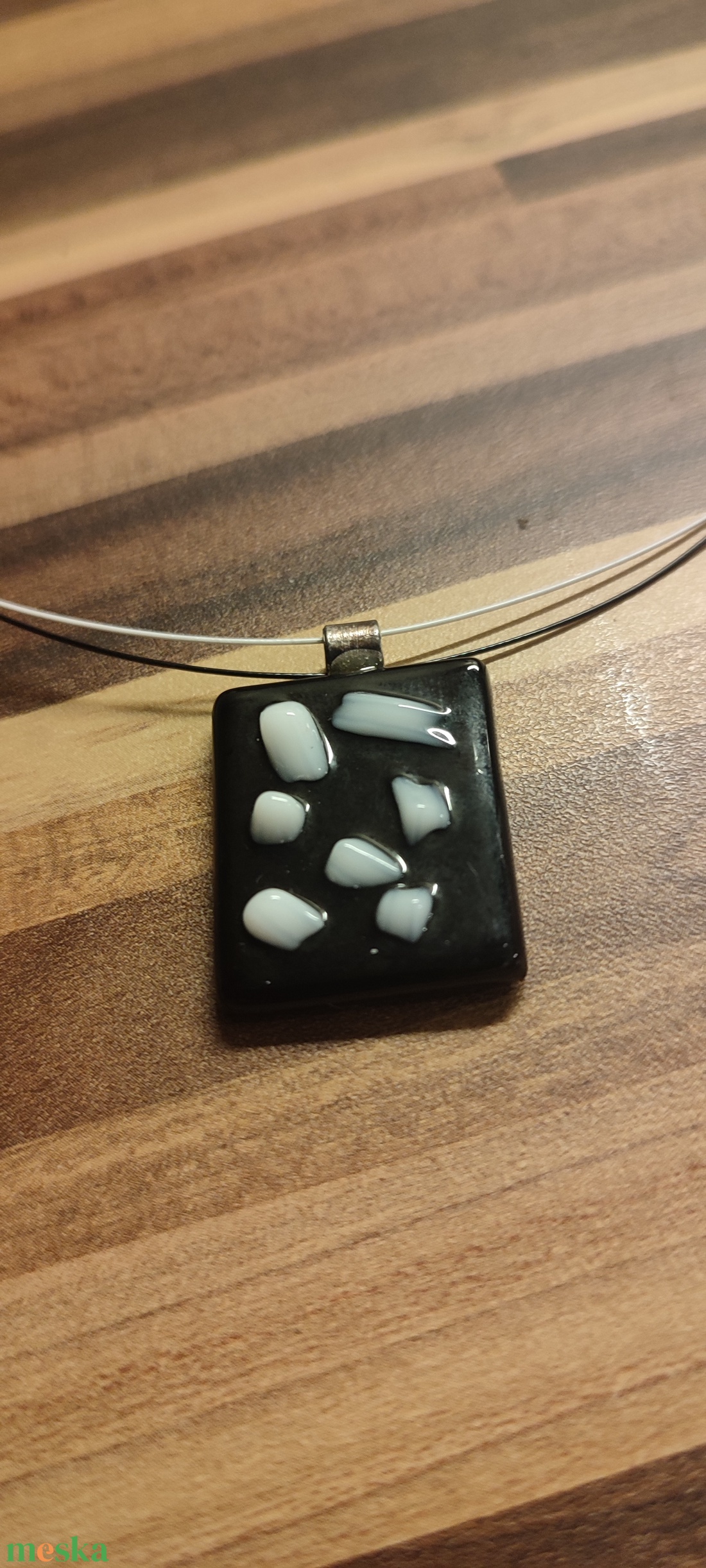 Fekete-fehér szilánkos medál - ékszer - nyaklánc - medál - Meska.hu