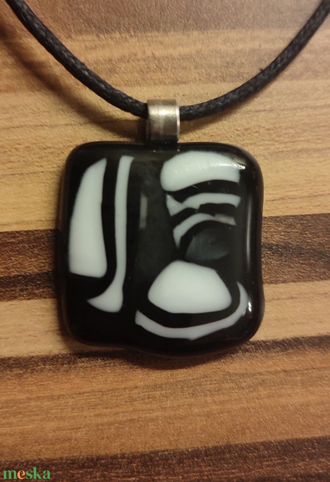 Fekete-fehér medál - ékszer - nyaklánc - medál - Meska.hu