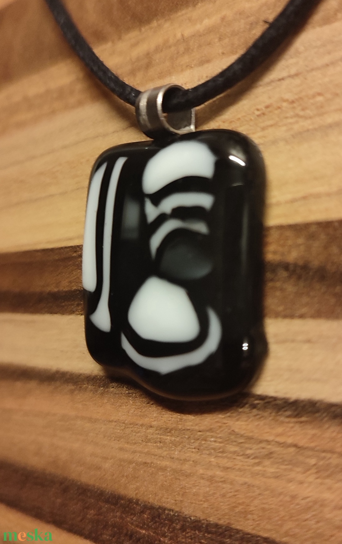 Fekete-fehér medál - ékszer - nyaklánc - medál - Meska.hu