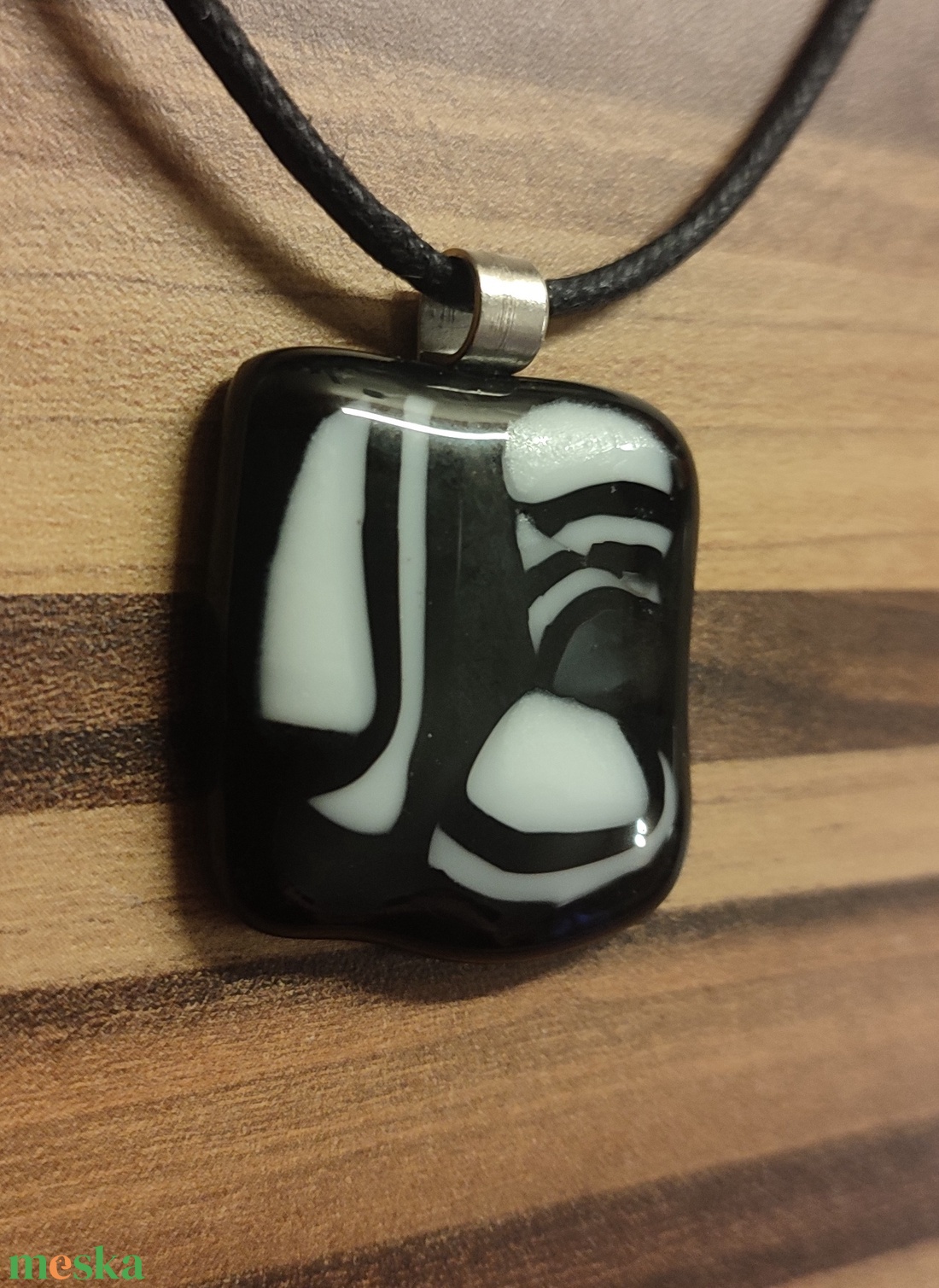 Fekete-fehér medál - ékszer - nyaklánc - medál - Meska.hu
