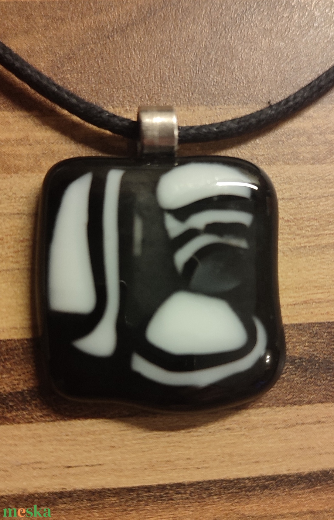 Fekete-fehér medál - ékszer - nyaklánc - medál - Meska.hu