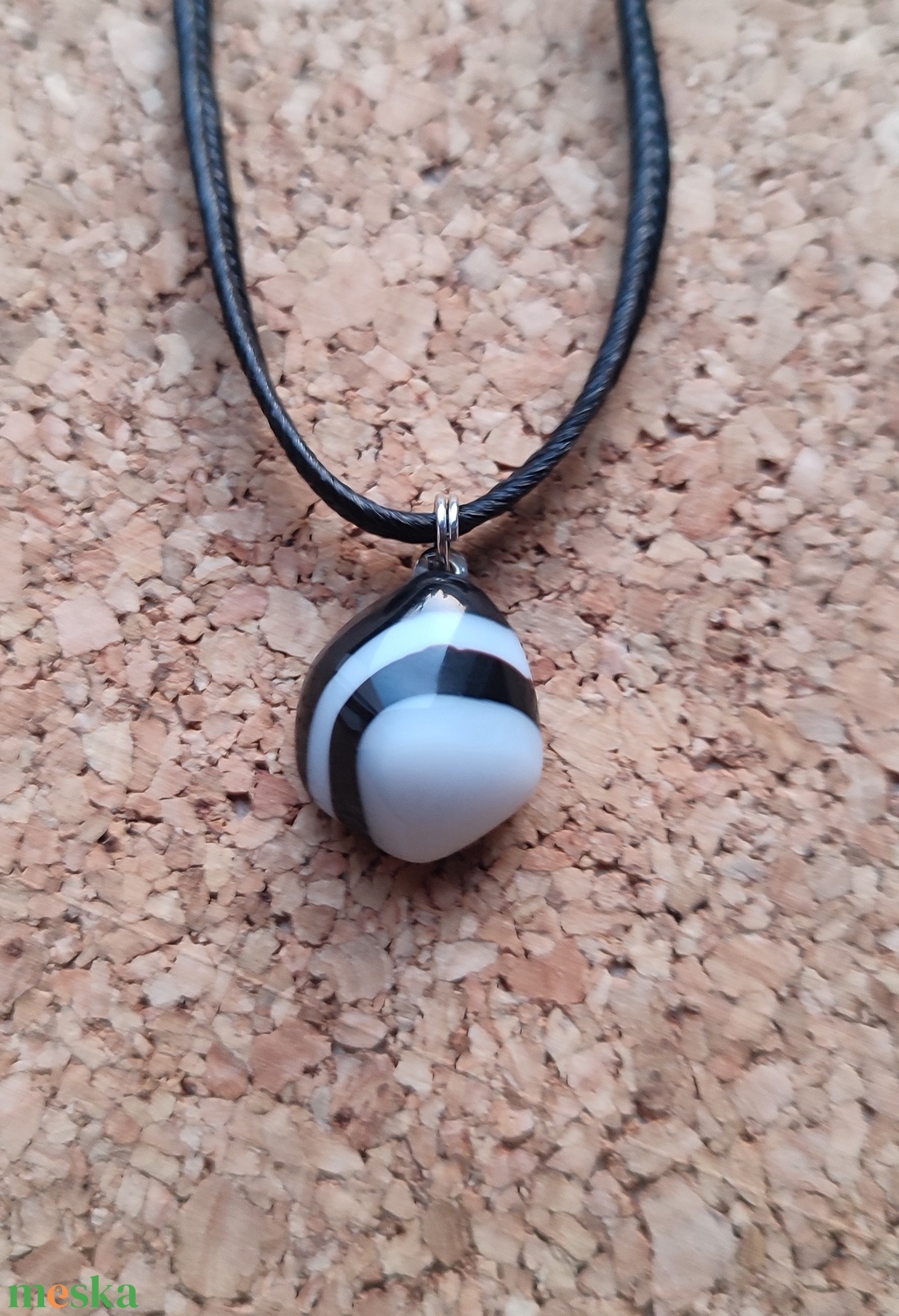 Fekete-fehér csíkoska medál - ékszer - nyaklánc - medál - Meska.hu