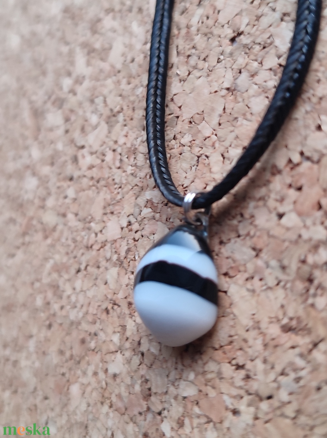 Fekete-fehér csíkoska medál - ékszer - nyaklánc - medál - Meska.hu