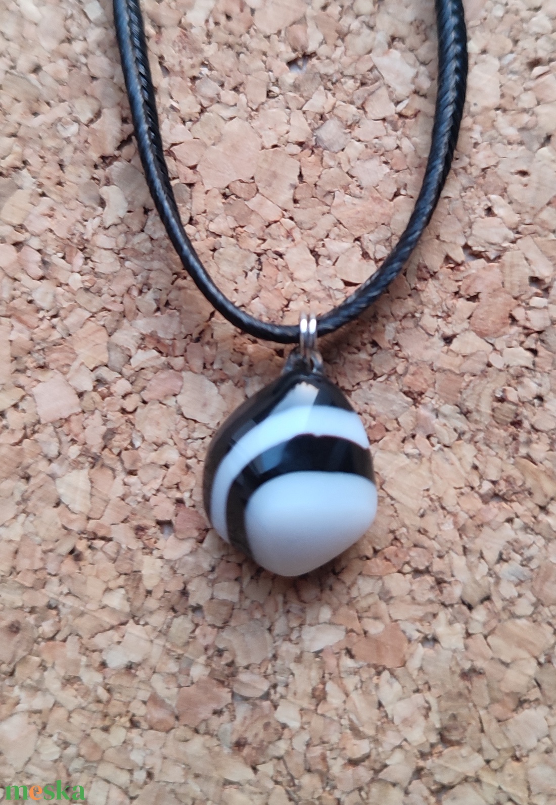 Fekete-fehér csíkoska medál - ékszer - nyaklánc - medál - Meska.hu