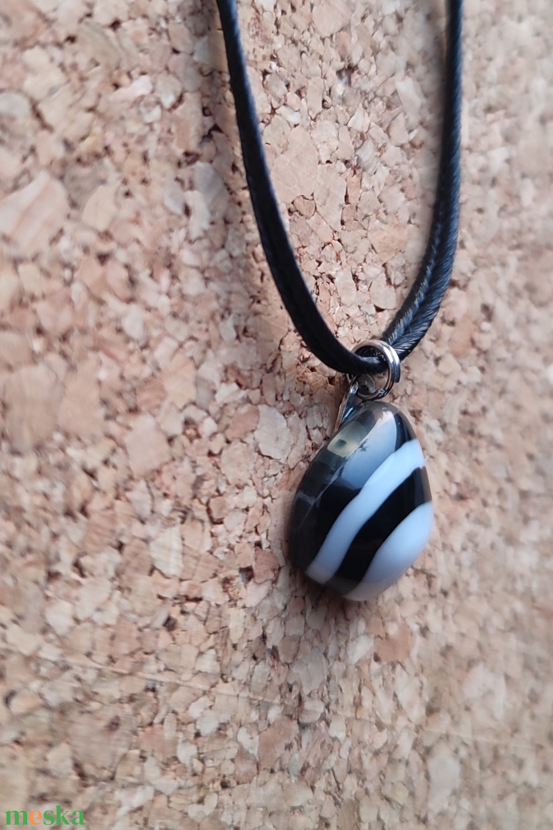 Fekete-fehér csíkoska medál - ékszer - nyaklánc - medál - Meska.hu