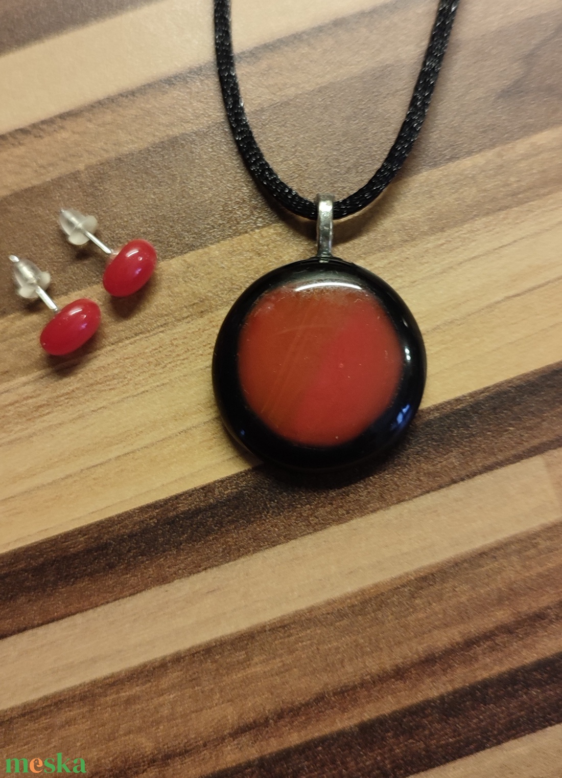 Piros-fekete medál és füli - ékszer - nyaklánc - medál - Meska.hu