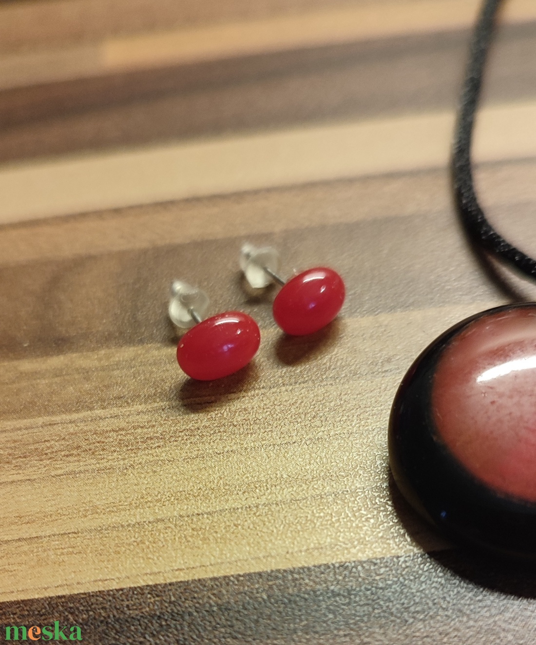 Piros-fekete medál és füli - ékszer - nyaklánc - medál - Meska.hu