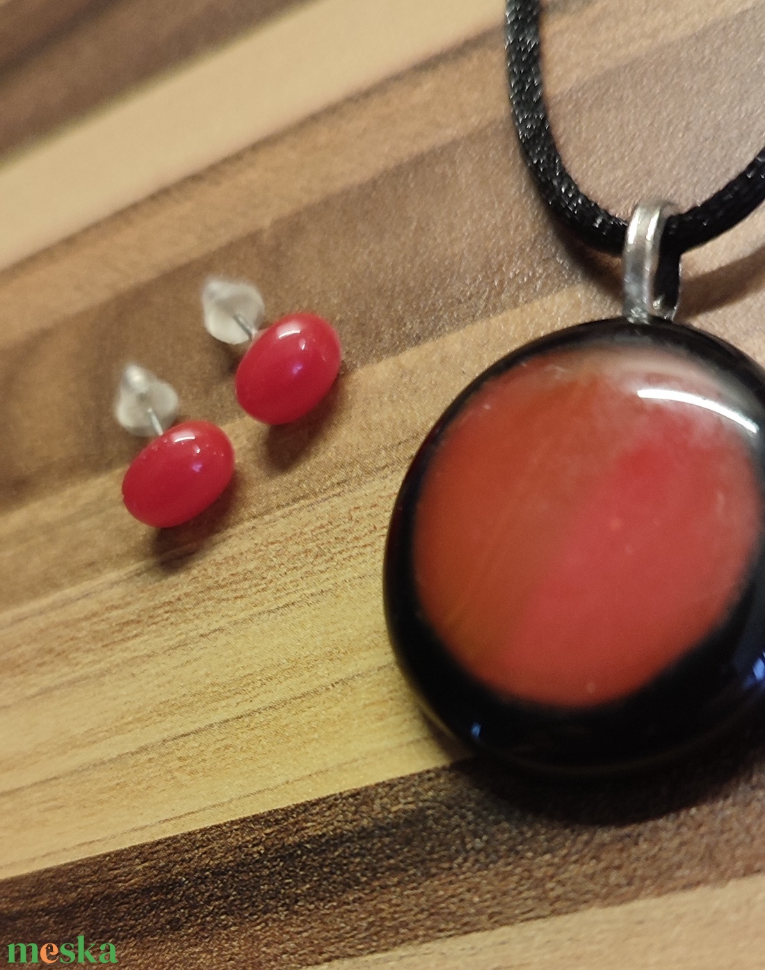 Piros-fekete medál és füli - ékszer - nyaklánc - medál - Meska.hu