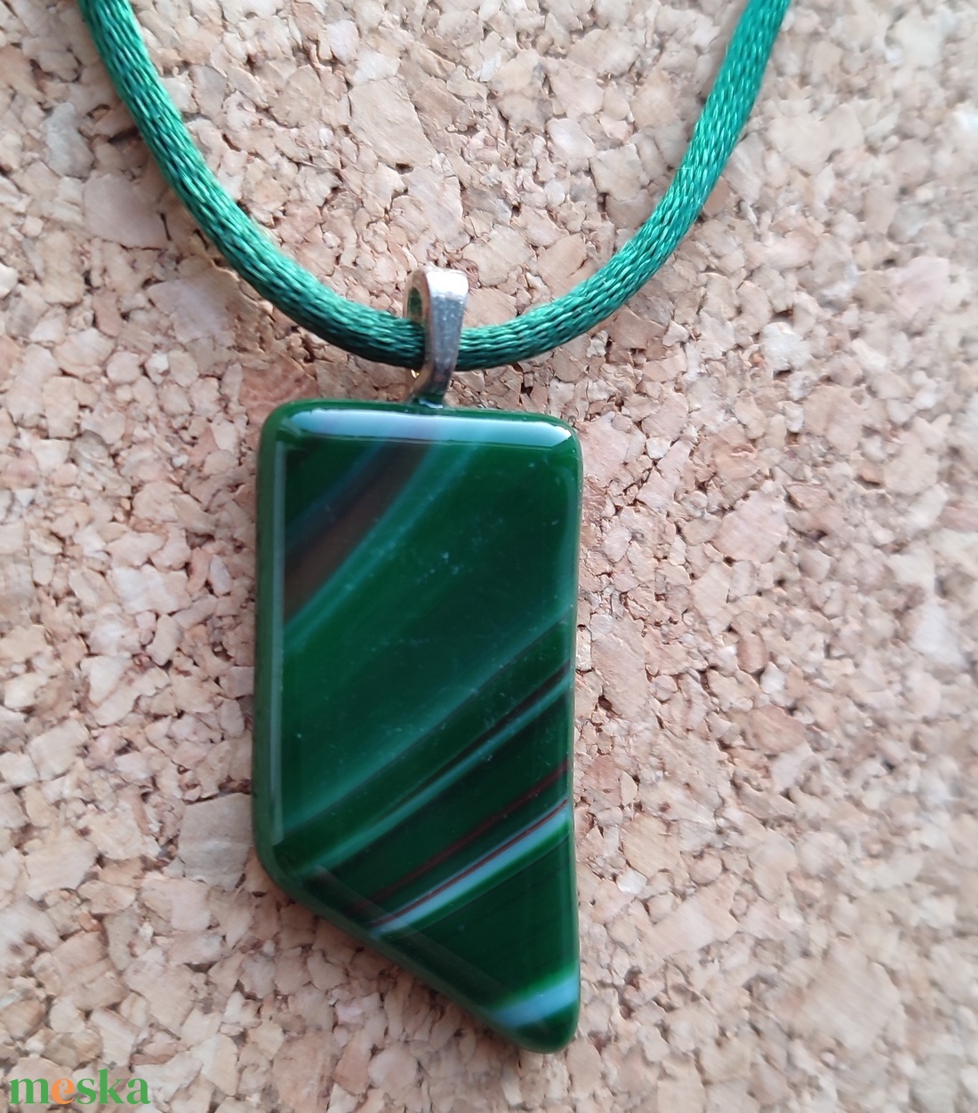Zöld csíkoska medál - ékszer - nyaklánc - medál - Meska.hu