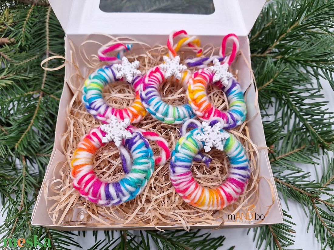 Szivárványos hópelyhes makramé karácsonyfadísz  - karácsony - karácsonyi lakásdekoráció - karácsonyfadíszek - Meska.hu