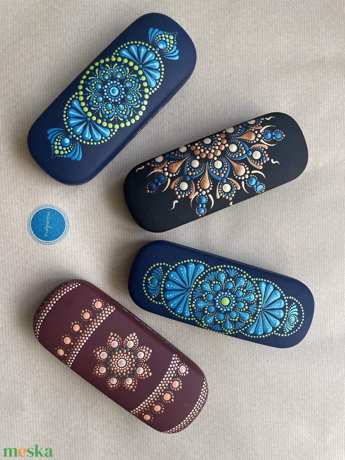 Sötétkék szemüvegtok színes pontozott mandala mintával - táska & tok - pénztárca & más tok - szemüvegtok - Meska.hu Sötétkék szemüvegtok színes pontozott mandala mintával - táska & tok - pénztárca & más tok - szemüvegtok - Meska.hu