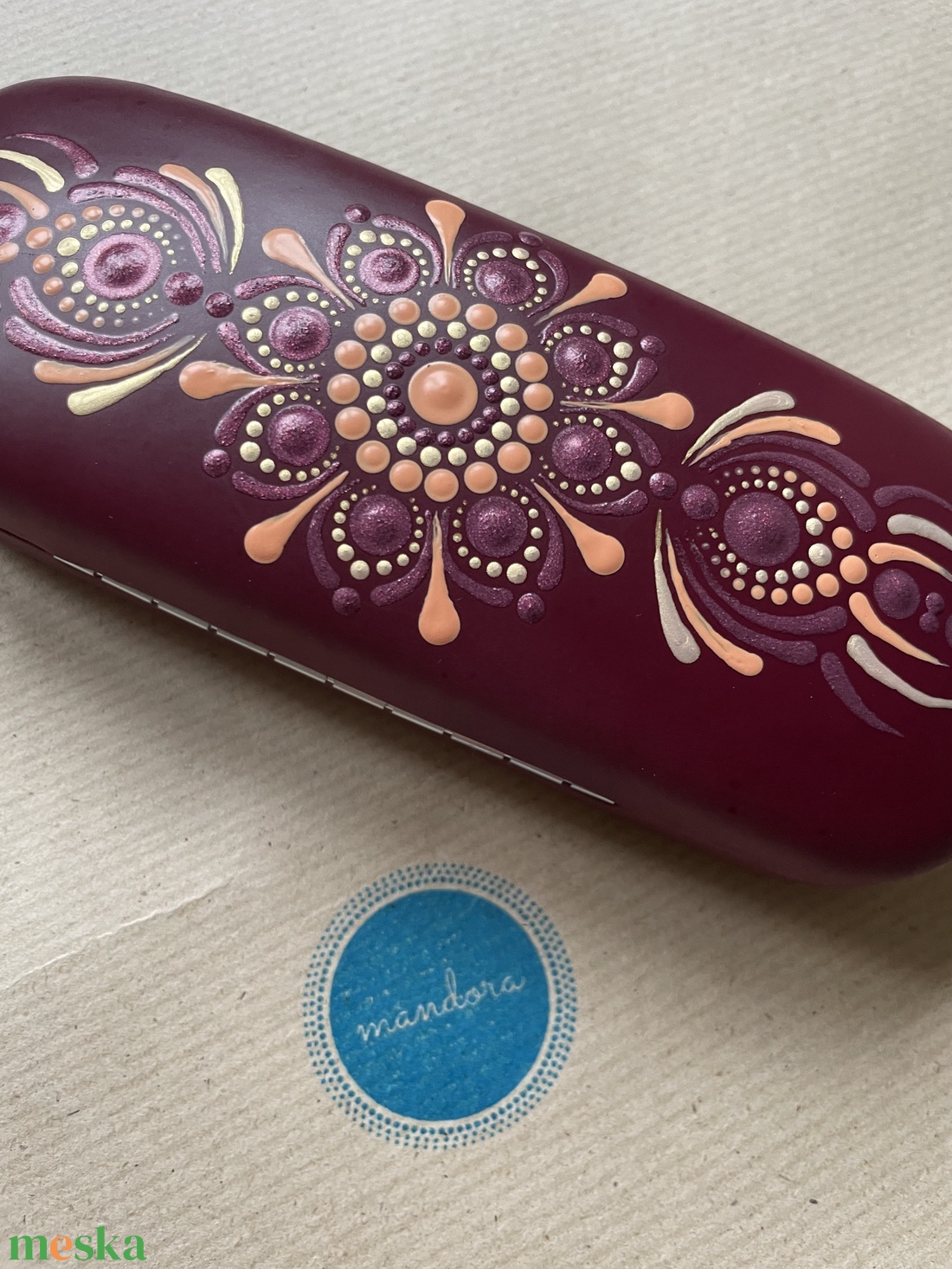 Bordó színű szemüvegtok pontozott mandala mintával - táska & tok - pénztárca & más tok - szemüvegtok - Meska.hu Bordó színű szemüvegtok pontozott mandala mintával - táska & tok - pénztárca & más tok - szemüvegtok - Meska.hu