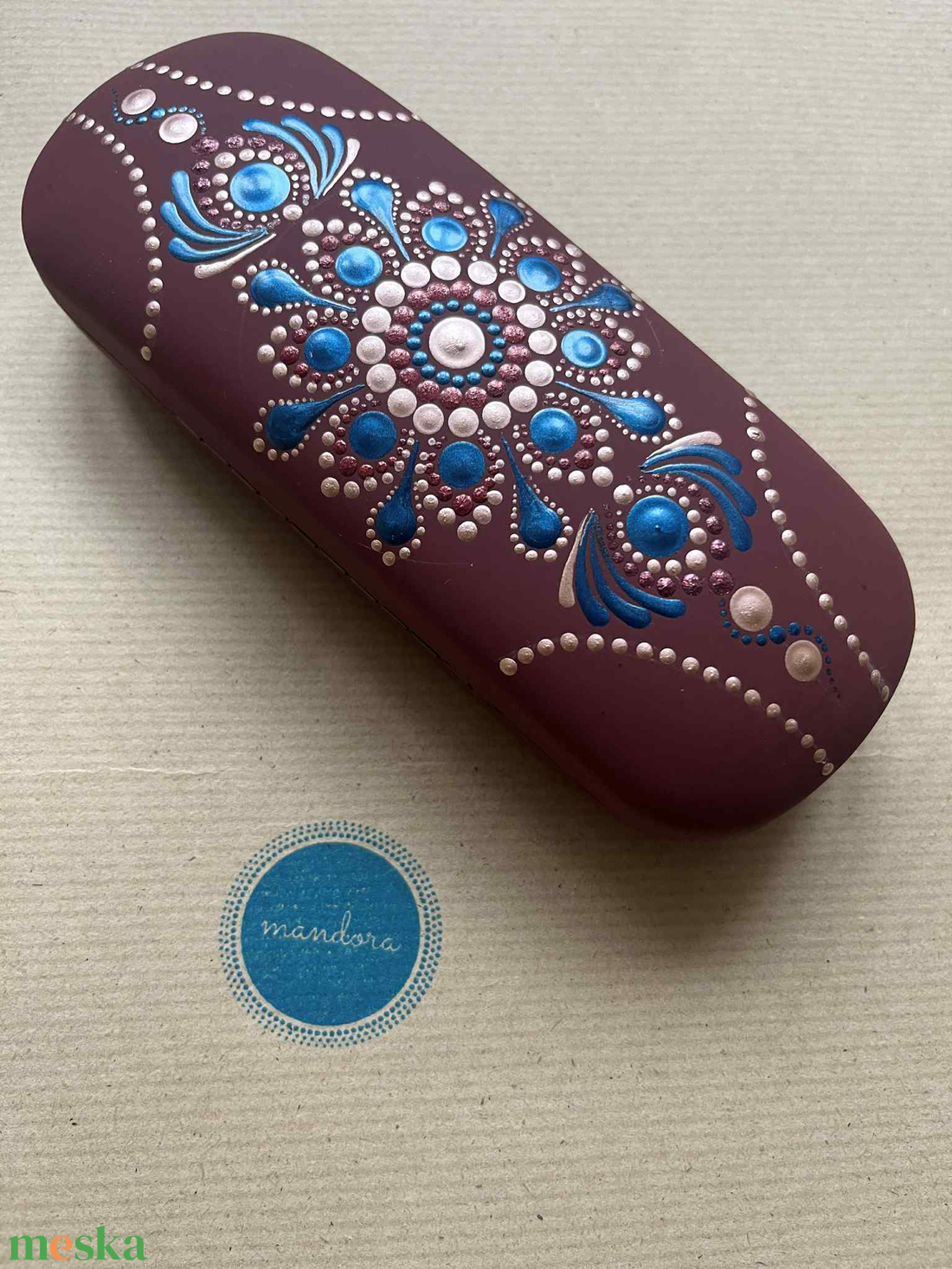 Bordó színű szemüvegtok pontozott mandala mintával - táska & tok - pénztárca & más tok - szemüvegtok - Meska.hu