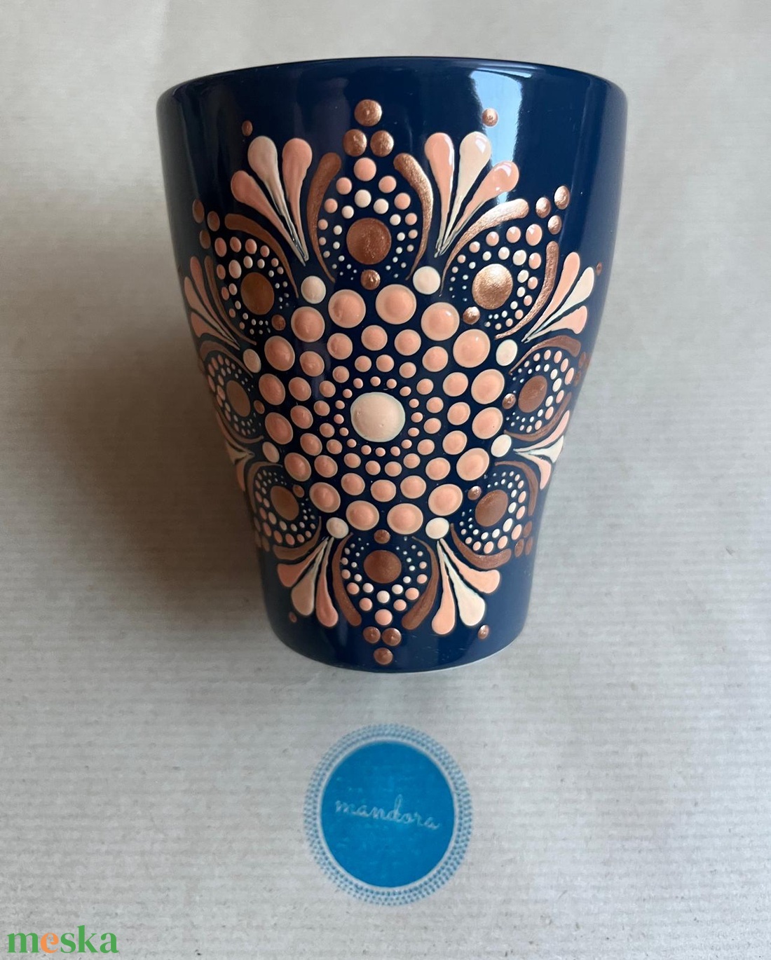 Sötétkék pontozott mandala mintás bögre - otthon & életmód - konyhafelszerelés, tálalás - tálalás - teás- és kávés pohár, készlet - Meska.hu