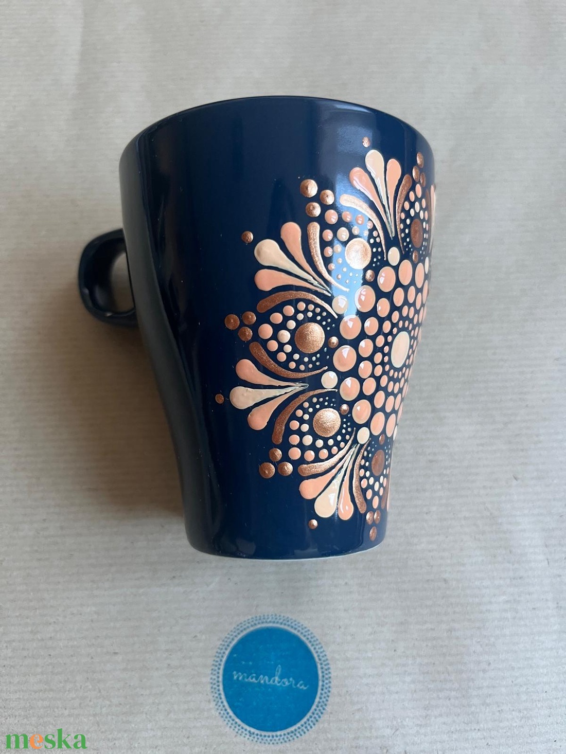 Sötétkék pontozott mandala mintás bögre - otthon & életmód - konyhafelszerelés, tálalás - tálalás - teás- és kávés pohár, készlet - Meska.hu