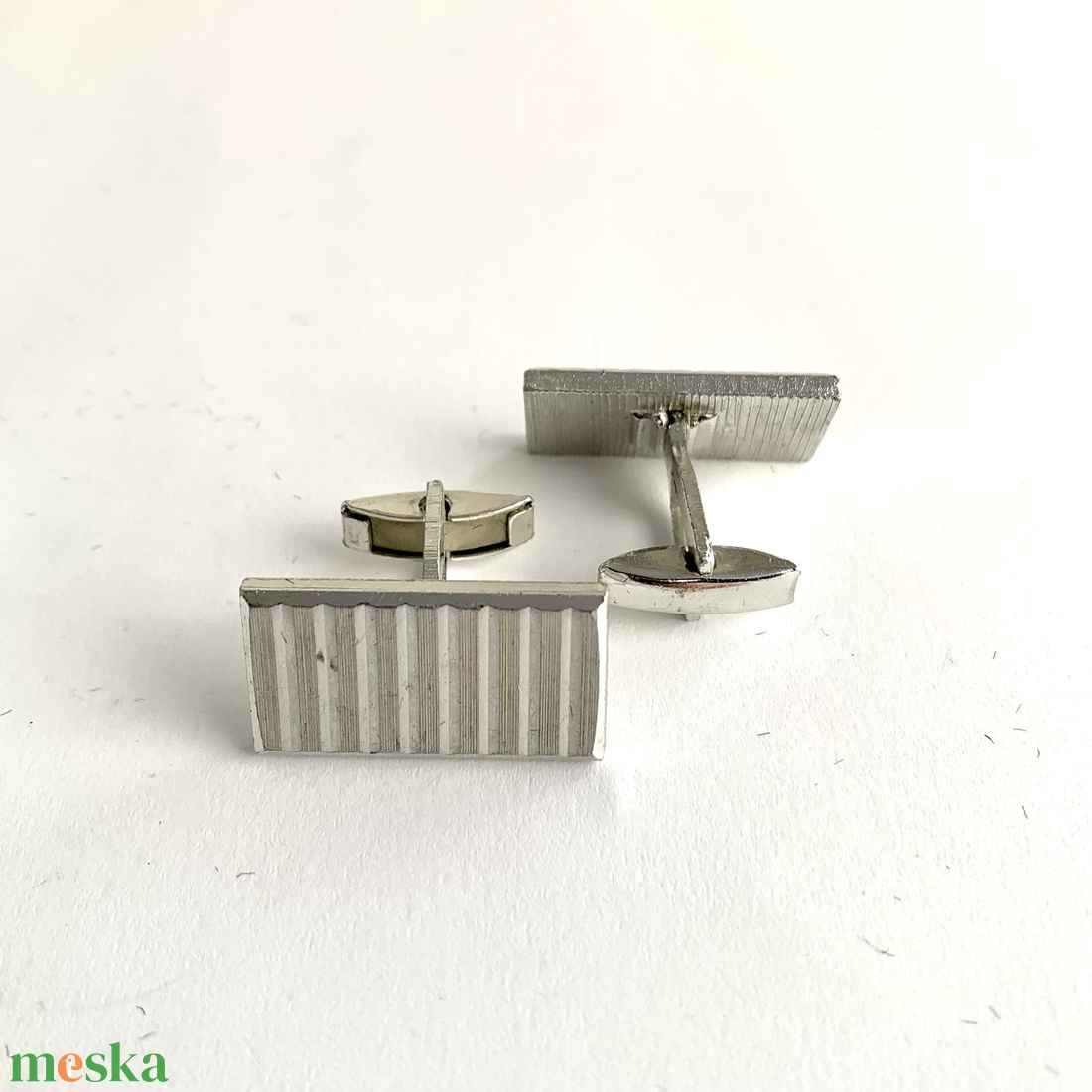 Különleges egyedi retro fém mandzsettagomb a '60-as '70-es évekből, elegáns ajándéktárgy férfinak - ékszer - mandzsettagomb és nyakkendőtű - Meska.hu Különleges egyedi retro fém mandzsettagomb a '60-as '70-es évekből, elegáns ajándéktárgy férfinak - ékszer - mandzsettagomb és nyakkendőtű - Meska.hu
