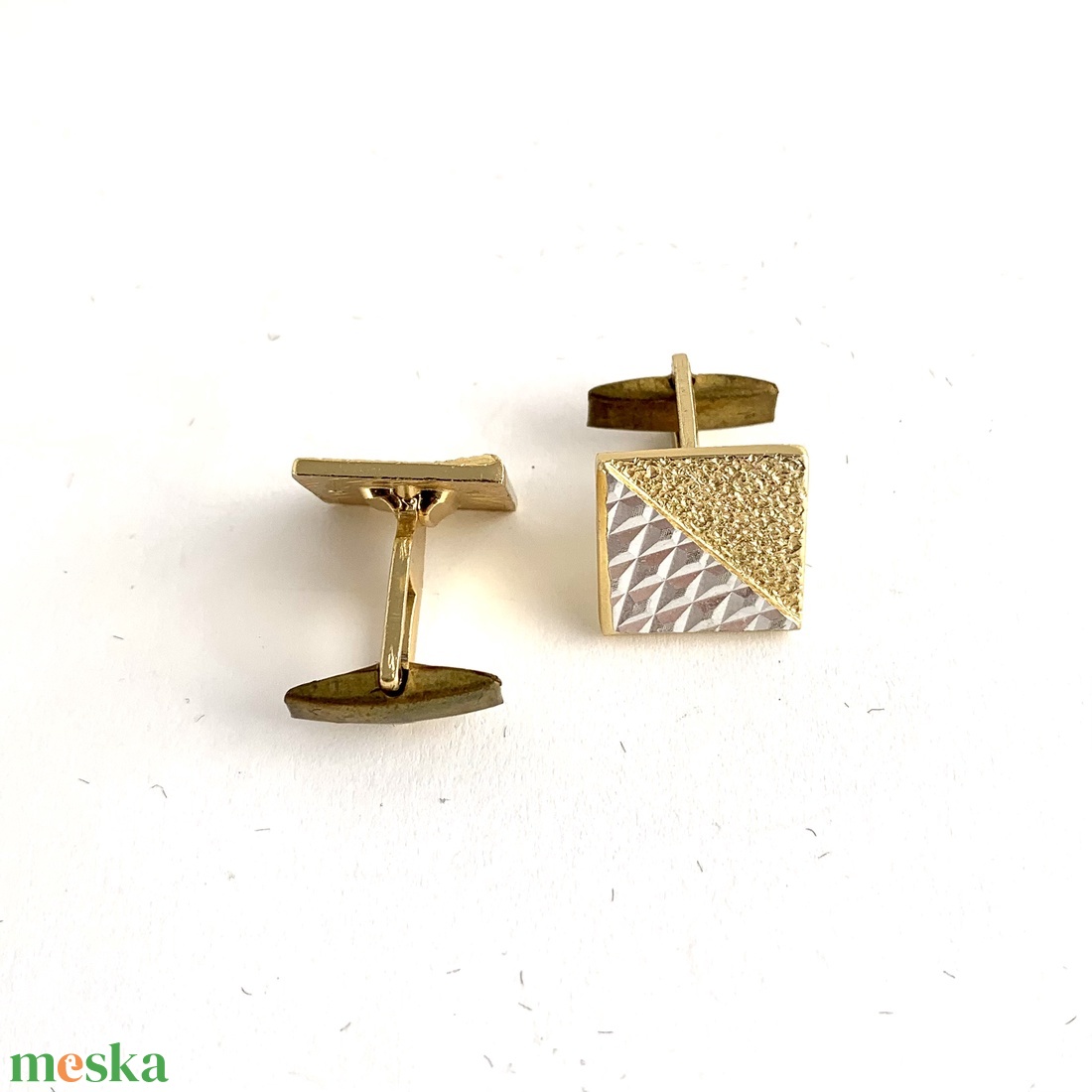 Különleges egyedi retro fém mandzsettagomb a '60-as '70-es évekből, elegáns ajándéktárgy férfinak - ékszer - mandzsettagomb és nyakkendőtű - Meska.hu Különleges egyedi retro fém mandzsettagomb a '60-as '70-es évekből, elegáns ajándéktárgy férfinak - ékszer - mandzsettagomb és nyakkendőtű - Meska.hu