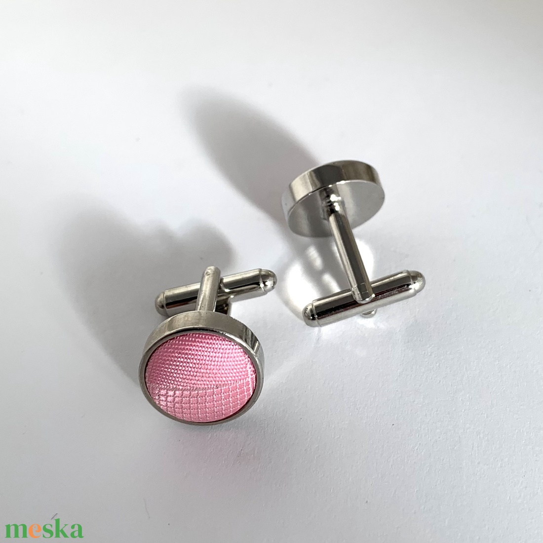 Mandzsettagomb elegáns modern selyemmel bevont acél a '80-as évekből, mandzsetta, férfi ajándék mandzsetta gomb - ékszer - mandzsettagomb és nyakkendőtű - Meska.hu Mandzsettagomb elegáns modern selyemmel bevont acél a '80-as évekből, mandzsetta, férfi ajándék mandzsetta gomb - ékszer - mandzsettagomb és nyakkendőtű - Meska.hu