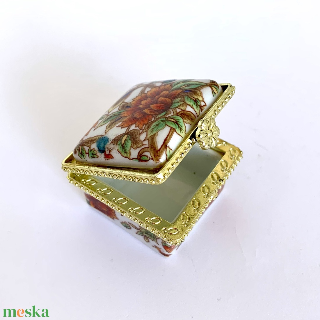 Ékszeresdoboz, porcelán doboz, porcelán ékszeres doboz, dobozka, ládika, virágos láda, kis szelence, gyűrű tartó láda - ékszer - ékszertartó - ékszerdoboz - Meska.hu Ékszeresdoboz, porcelán doboz, porcelán ékszeres doboz, dobozka, ládika, virágos láda, kis szelence, gyűrű tartó láda - ékszer - ékszertartó - ékszerdoboz - Meska.hu