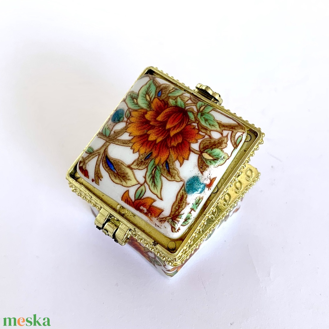 Ékszeresdoboz, porcelán doboz, porcelán ékszeres doboz, dobozka, ládika, virágos láda, kis szelence, gyűrű tartó láda - ékszer - ékszertartó - ékszerdoboz - Meska.hu Ékszeresdoboz, porcelán doboz, porcelán ékszeres doboz, dobozka, ládika, virágos láda, kis szelence, gyűrű tartó láda - ékszer - ékszertartó - ékszerdoboz - Meska.hu