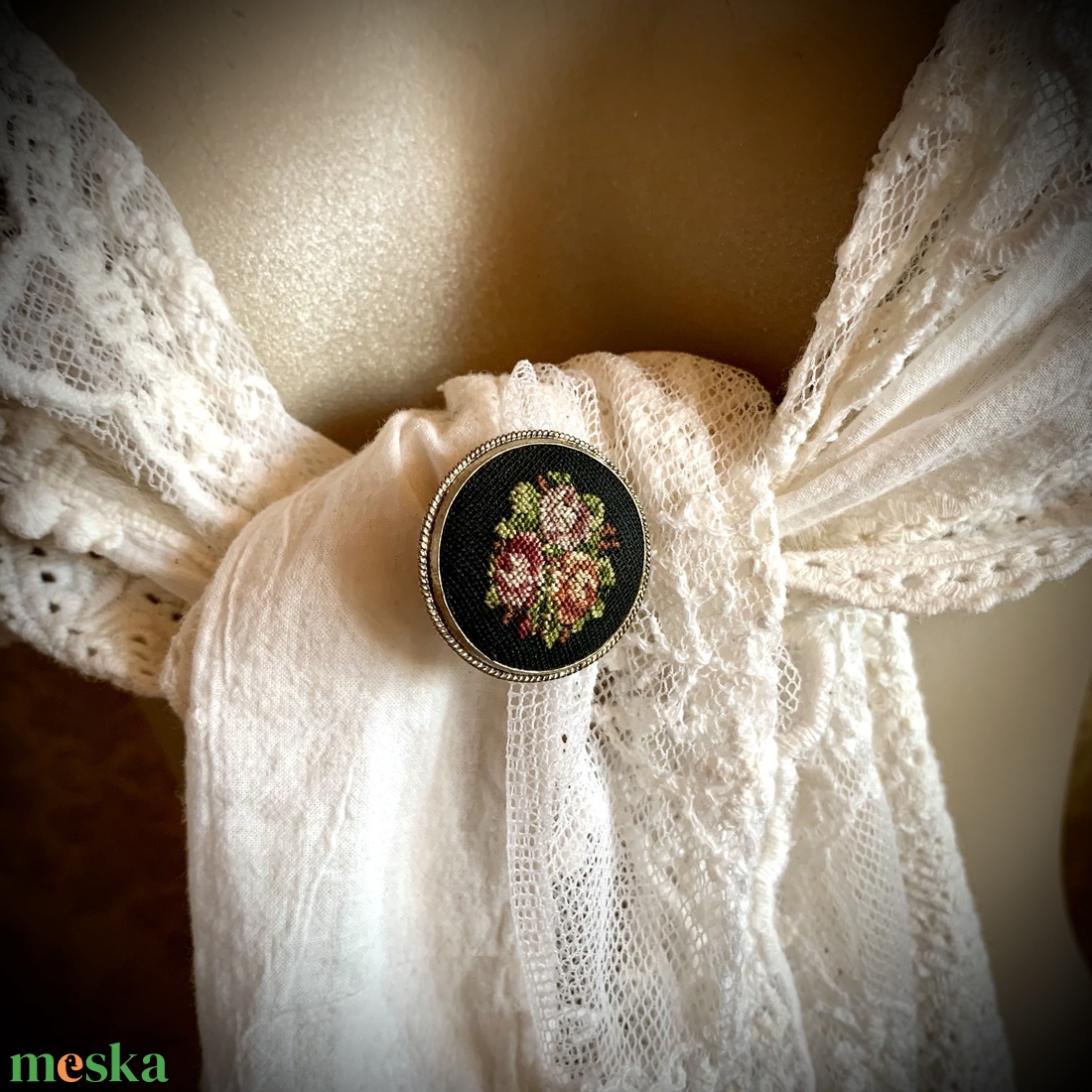 Régi ezüst bross petit point gobelin hímzéssek, 925 ezüst jelzett kitűző blúzra, kabátra, női vintage ékszer - ékszer - kitűző és bross - kitűző - Meska.hu Régi ezüst bross petit point gobelin hímzéssek, 925 ezüst jelzett kitűző blúzra, kabátra, női vintage ékszer - ékszer - kitűző és bross - kitűző - Meska.hu