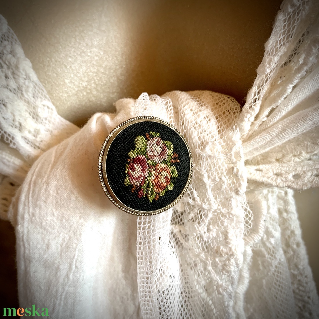 Régi ezüst bross petit point gobelin hímzéssek, 925 ezüst jelzett kitűző blúzra, kabátra, női vintage ékszer - ékszer - kitűző és bross - kitűző - Meska.hu Régi ezüst bross petit point gobelin hímzéssek, 925 ezüst jelzett kitűző blúzra, kabátra, női vintage ékszer - ékszer - kitűző és bross - kitűző - Meska.hu