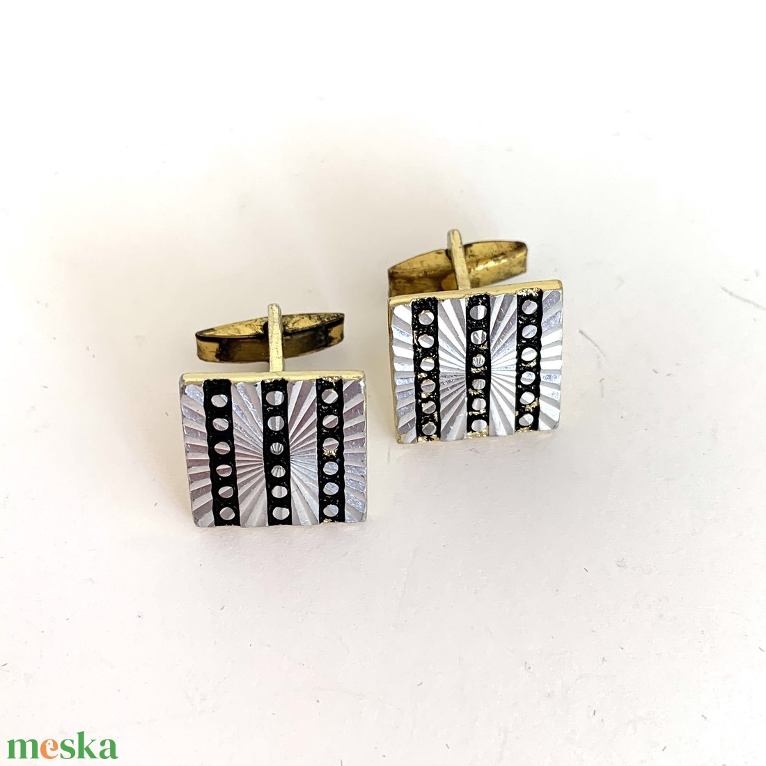 Régi fém mandzsettagomb a '60-as '70-es évekből, retro mandzsetta gomb, vintage mandzsetta, elegáns ajándék férfinak - ékszer - mandzsettagomb és nyakkendőtű - Meska.hu Régi fém mandzsettagomb a '60-as '70-es évekből, retro mandzsetta gomb, vintage mandzsetta, elegáns ajándék férfinak - ékszer - mandzsettagomb és nyakkendőtű - Meska.hu