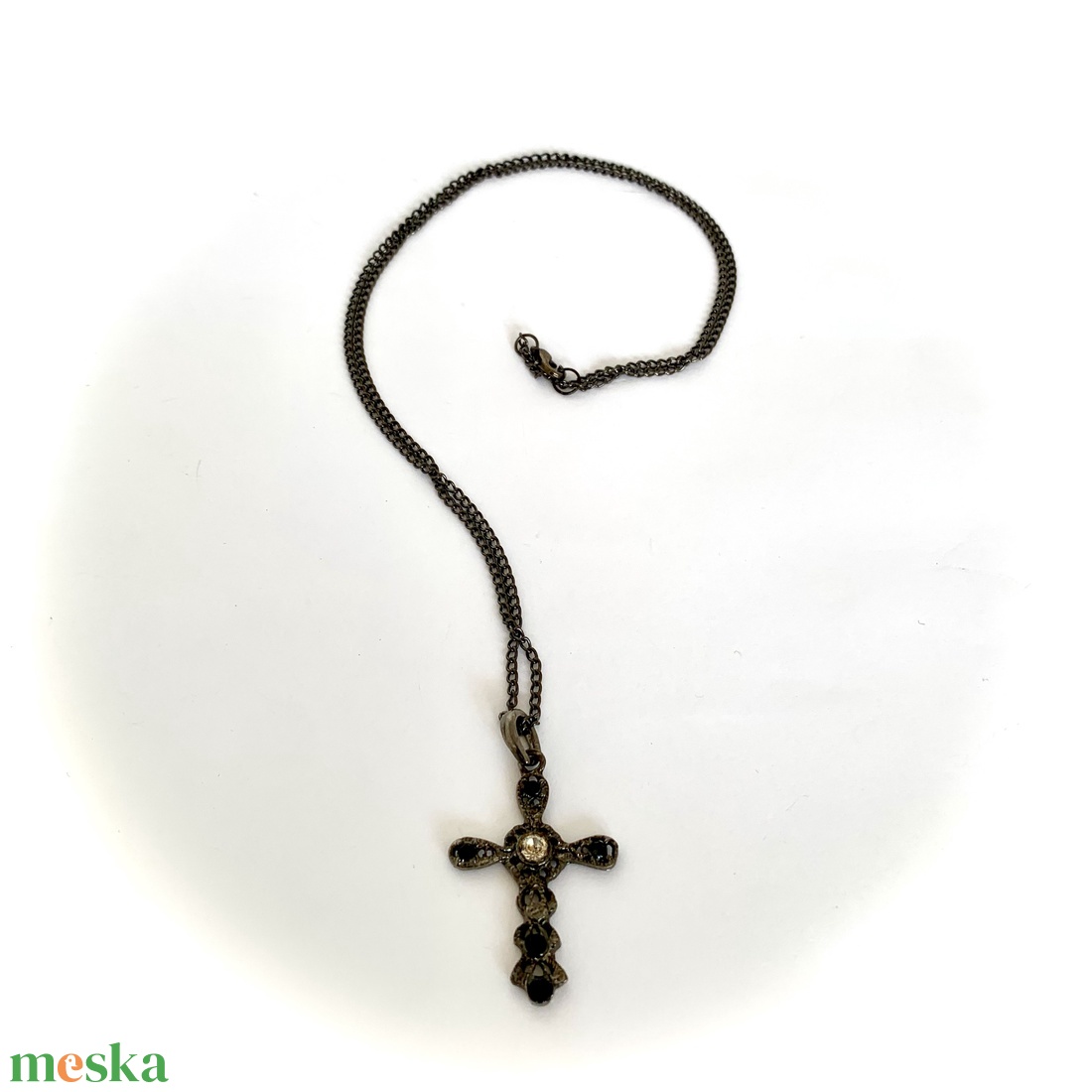 Fekete kereszt - Régi vintage nyaklánc 1980-as évekből, retro lánc, ékszer, fekete fém lánc kereszttel - ékszer - nyaklánc - hosszú nyaklánc - Meska.hu